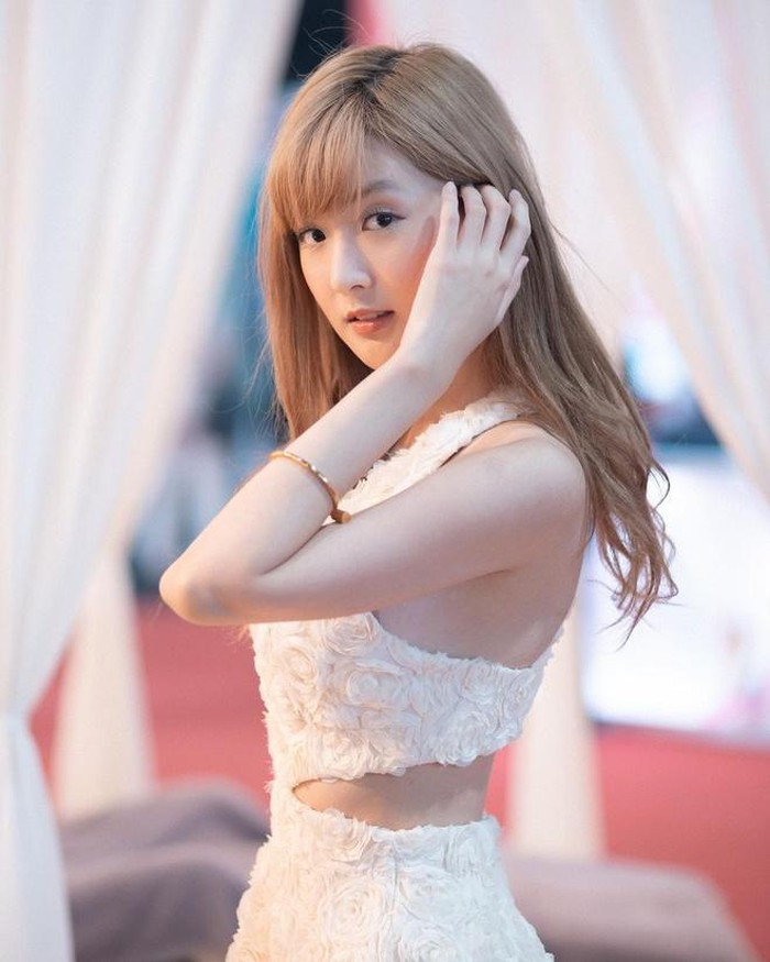 Cô nàng quyến rũ với chiếc đầm khoét eo gợi cảm.