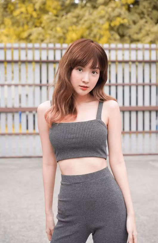 Trước khi trở thành game thủ, Passaranan từng là người mẫu ảnh nổi tiếng trên các tạp chí tuổi teen và thời trang.