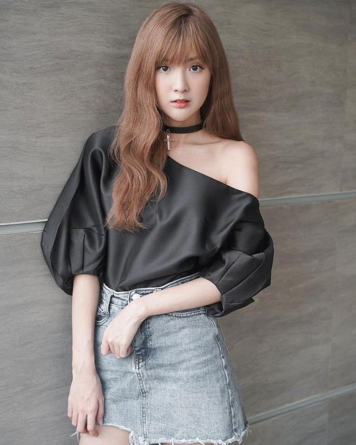 Nữ game thủ trẻ trung với chiếc áo lệch vai kết hợp cùng chân váy ngắn.