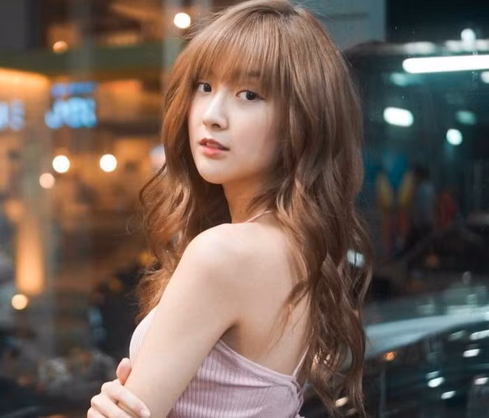 Cùng với hot girl Nene, Passaranan được mệnh danh là "nữ thần streamer Thái Lan". Cô nàng được yêu mến khi sở hữu gương mặt xinh đẹp, ngây thơ cùng thân hình nóng bỏng và gu thời trang gợi cảm.