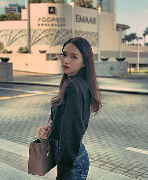 Vào những ngày bận rộn, set đồ đơn giản với sơ mi đen cùng jeans cổ điển là lựa chọn lý tưởng cho chị em văn phòng. Ảnh: FB. 