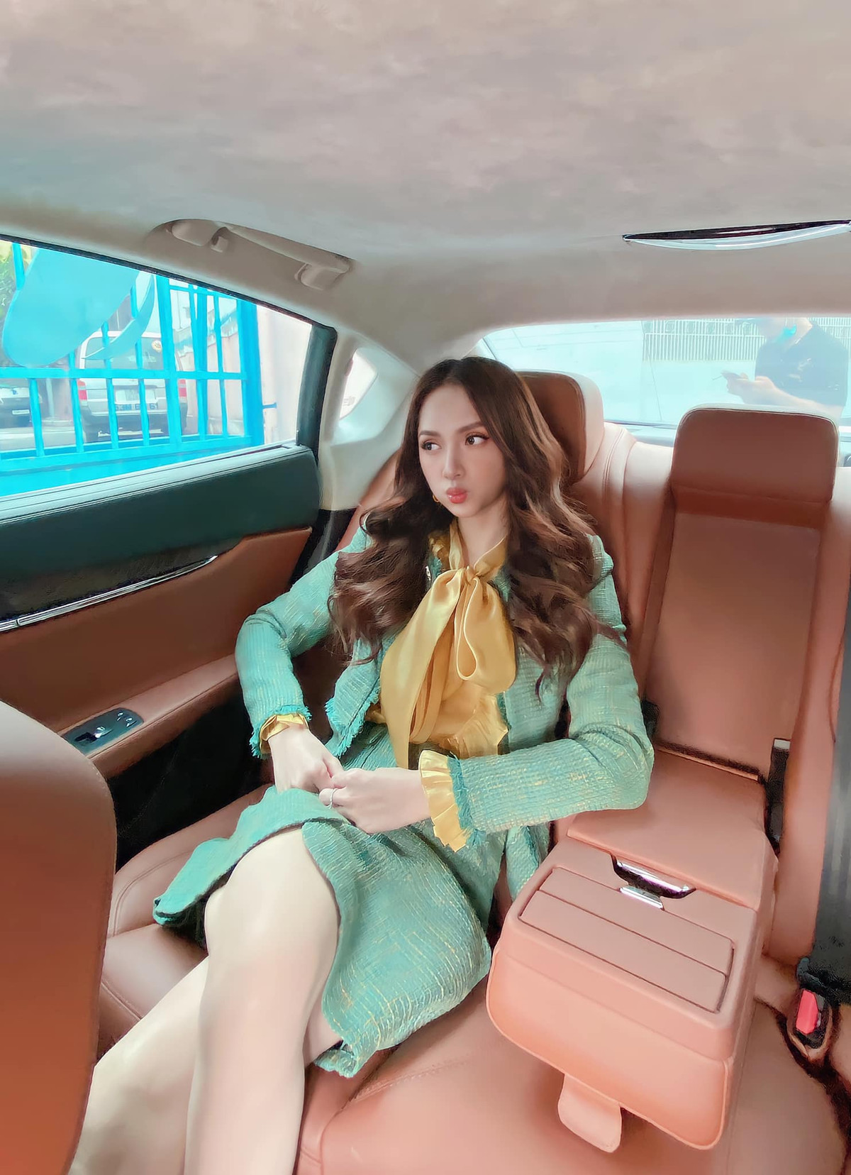 Từ cách mix-match trang phục đời thường của hoa hậu chuyển giới, các nàng công sở có thể học hỏi để mang lại nét thanh lịch, sành điệu khi đi làm.