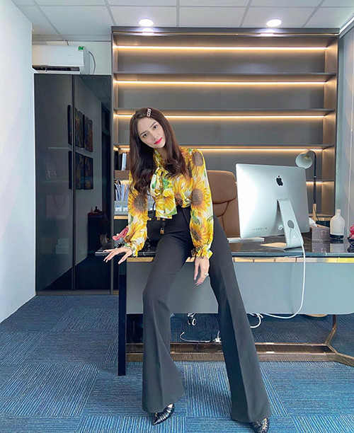 Thời gian gần đây, Hương Giang đặc biệt mê mẩn những chiếc áo cột nơ cổ kín đáo nhưng không kém phần sang trọng và nổi bật.