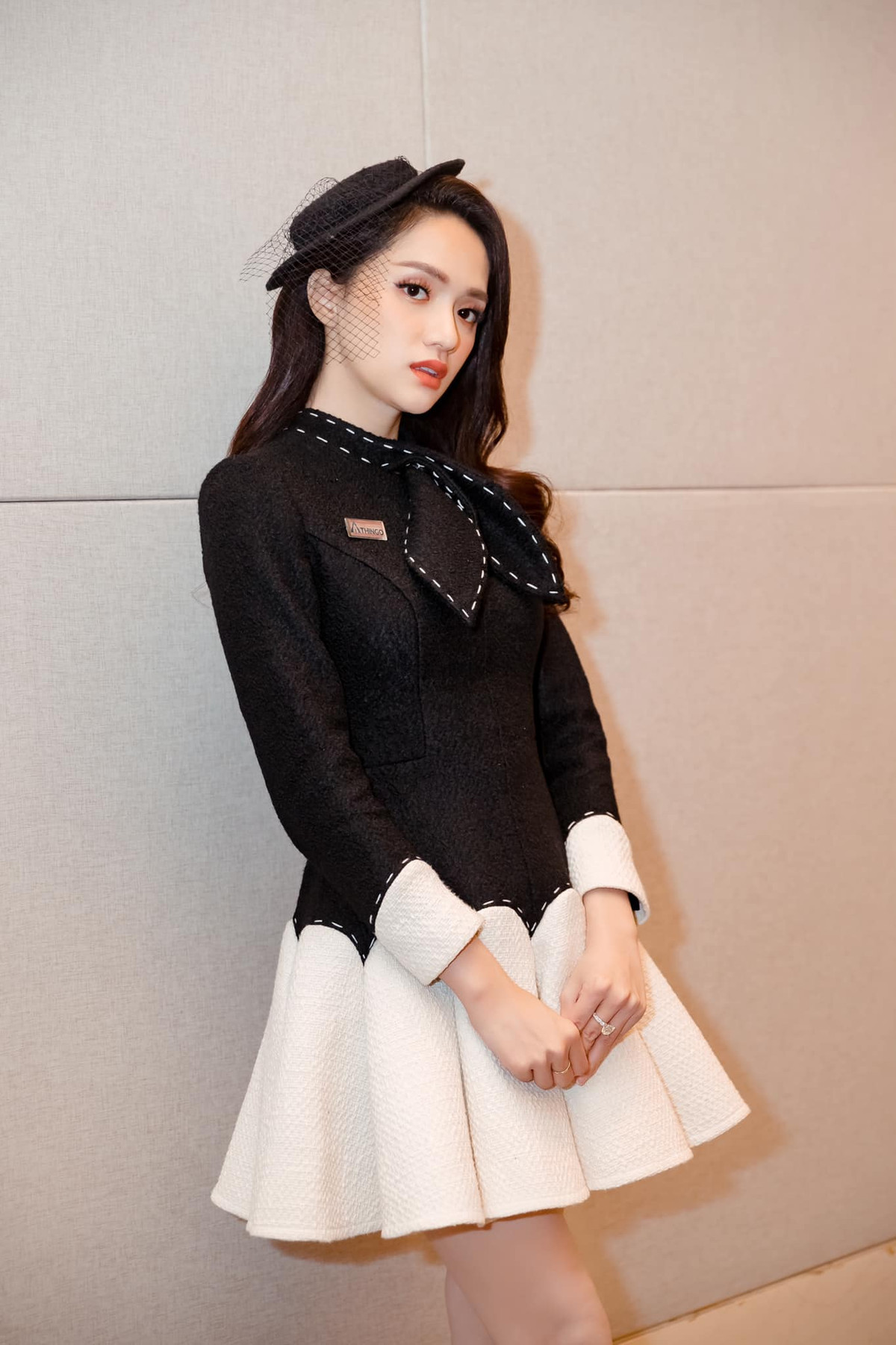 Thời gian gần đây, Hương Giang mê mẩn style phối đồ công sở thanh lịch với trang phục kín đáo và đậm chất tiểu thư.