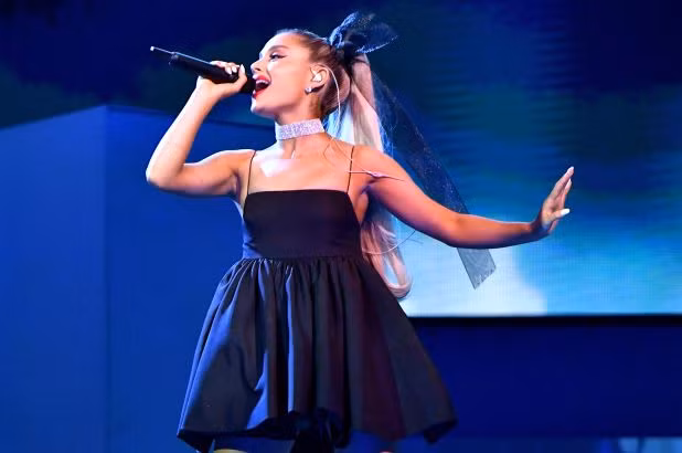 Để hạn chế ăn uống kém lành mạnh khi đói bụng, Ariana còn có thói quen mang theo nước dừa và các loại hạt như hạt điều, hạnh nhân... Cô cũng thường xuyên làm các món sinh tố từ rau củ quả để bổ sung vitamin, dưỡng chất cho cơ thể. Ảnh: Internet. 