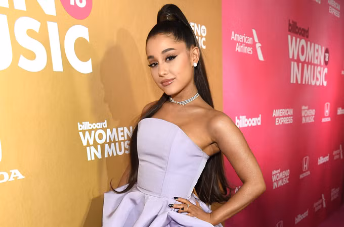 Đối với một ca sĩ trẻ nổi tiếng như Ariana, việc giữ dáng nóng bỏng là điều rất quan trọng. Nữ ca sĩ ủng hộ việc tập luyện mà bạn có thể làm bất cứ nơi nào, đặc biệt là vì cô ấy luôn đi lưu diễn và biểu diễn.