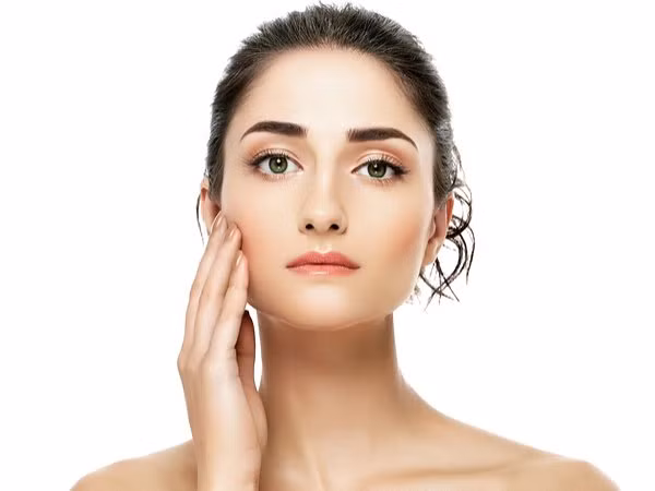 Tăng cường sức khỏe làn da: Trà hoa nhài sở hữu chất chống oxy hóa có thể giúp giữ cho làn da của bạn khỏe mạnh. Các chất chống oxy hóa mạnh mẽ làm chậm quá trình lão hóa bằng cách loại bỏ các gốc tự do gây ra nếp nhăn và tổn thương da. Ảnh: Boldsky.