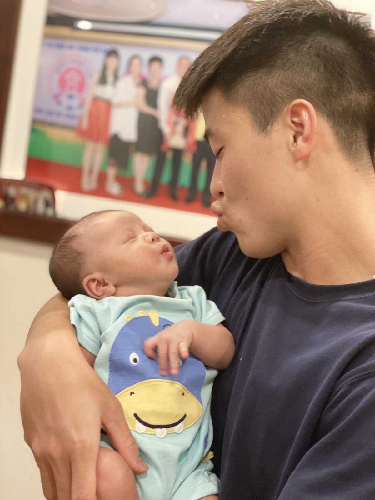 Quỳnh Anh và Duy Mạnh thường xuyên chia sẻ hình ảnh cậu con trai cưng diện những mẫu quần áo rất sành điệu, thời trang.