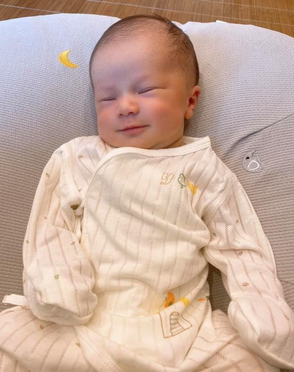 Đồ sơ sinh của bé Ú luôn có sticker đáng yêu, màu sắc cũng nhã nhặn.