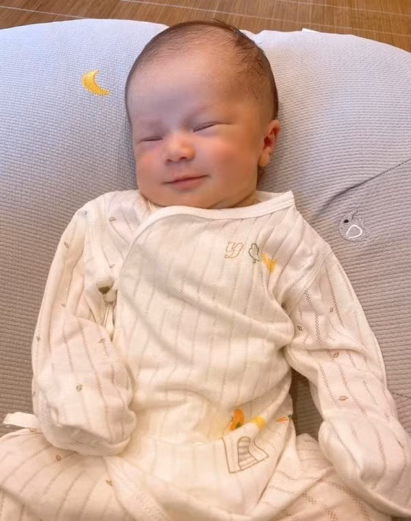 Đồ sơ sinh của bé Ú luôn có sticker đáng yêu, màu sắc cũng nhã nhặn.