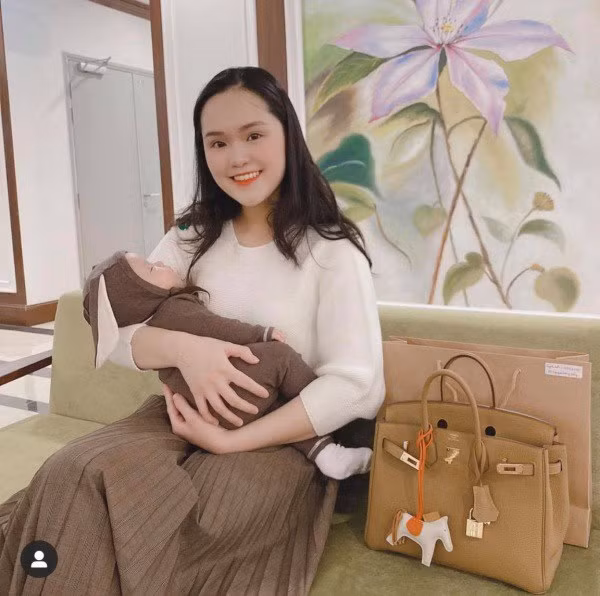 Khi ra ngoài cùng mẹ, bé Ú được cho mặc bộ đồ liền thân tai thỏ cực đáng yêu.