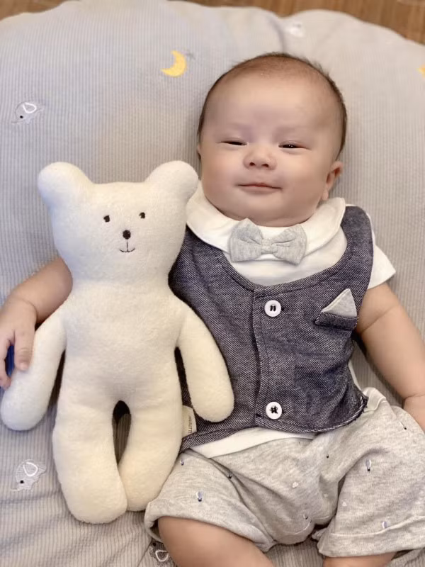 Cậu nhóc vô cùng bảnh trai và sành điệu trong các kiểu áo ghi-lê dành cho em bé.