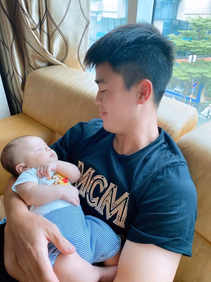 Mẹ Quỳnh Anh cũng thường mặc cho con trai các thiết kế áo liền quần.