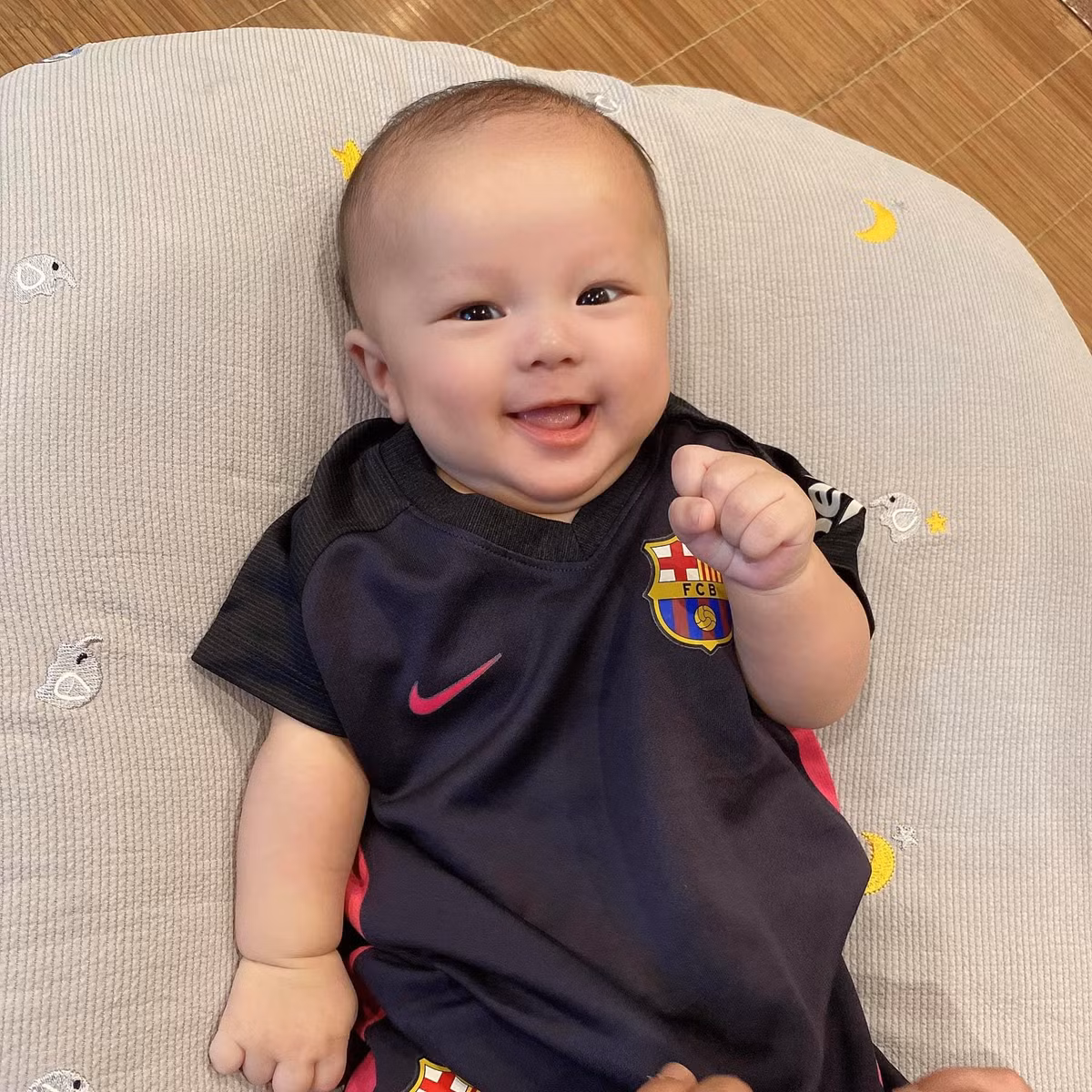 Là con trai cưng của hậu vệ đình đám đội tuyển Quốc gia Việt Nam, tất nhiên cậu bé không thể thiếu các kiểu đồng phục đá bóng.