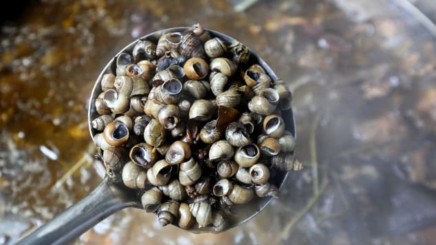 Món phở được chan trong nước dùng cay cùng với các gia vị là nguyên liệu được trồng ở địa phương, bao gồm măng, đậu que, củ cải, đậu phộng và váng đậu. Món ăn này thường sử dụng ốc làm nước dùng để tạo hương vị.