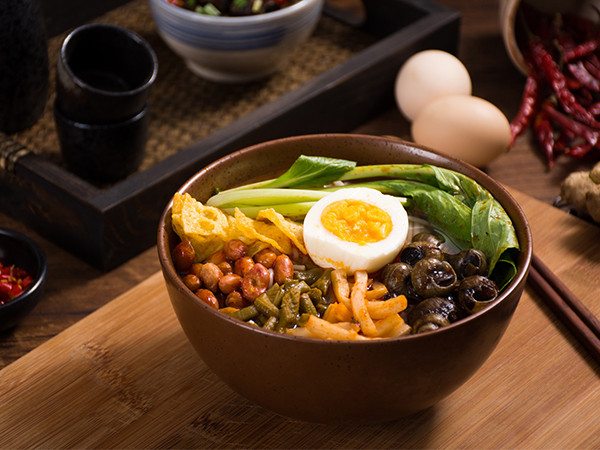 Phở ốc đang gây sóng trên mạng xã hội bởi mùi vị khác thường của món ăn. Trong khi một số người rằng mùi vị có phần chua nhẹ thì những người khác lại ví món ăn này được ví như "một vũ khí sinh học".