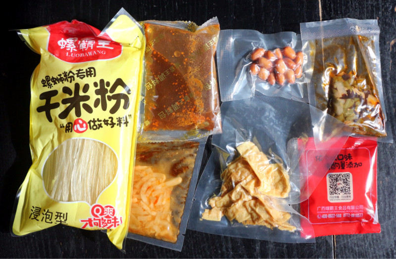 Theo truyền thông Trung Quốc, có 2,5 triệu gói phở ốc liên tục được sản xuất hàng ngày phục vụ nhu cầu mua sắm trong năm 2020. Sau chu trình đóng gói, món phở ốc được biết đến là món phở ăn liền xa xỉ khi có tới 8 hoặc thậm chí nhiều hơn các thành phần trong gói hút chân không.