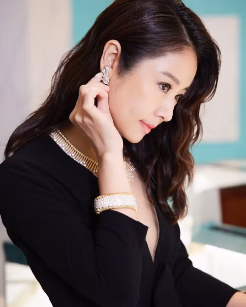 Ngôi sao Hoa ngữ hai lần thay trang phục đen, trắng với phong cách cổ điển nhưng cũng không kém gợi cảm để tôn lên vẻ đẹp đài các.