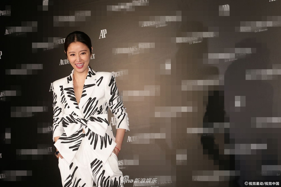 Dù đã ở tuổi 44 nhưng cô vẫn giữ được nhan sắc trẻ trung và gu thời trang sành điệu như thủa đôi mươi.