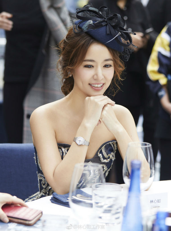 Nữ diễn viên khoe nhan sắc mặn mà khi diện đầm cúp ngực vô cùng lộng lẫy cùng phụ kiện mũ đội đầu cổ điển.