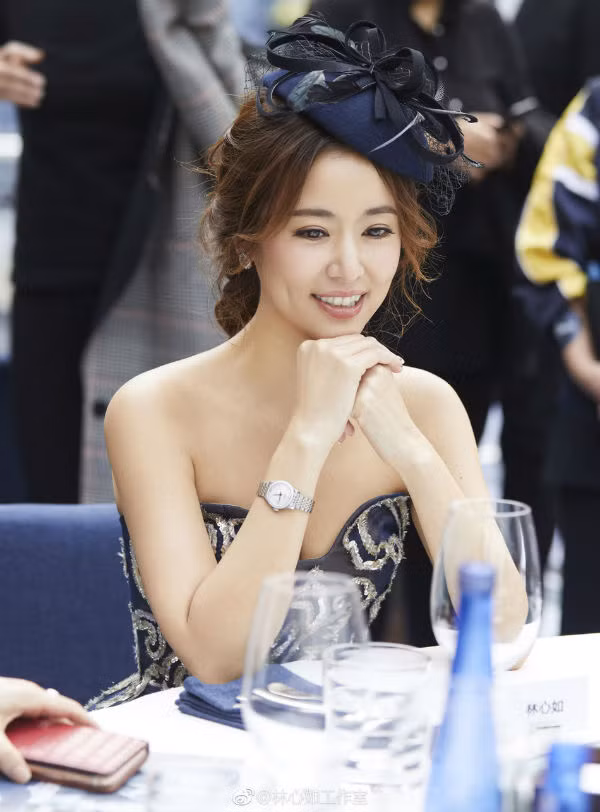 Nữ diễn viên khoe nhan sắc mặn mà khi diện đầm cúp ngực vô cùng lộng lẫy cùng phụ kiện mũ đội đầu cổ điển.