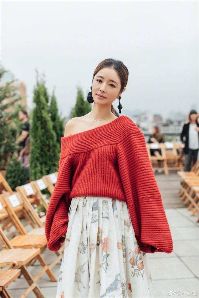 Nữ diễn viên "hack tuổi" bằng set đồ gồm áo lệch vai phối với chân váy họa tiết xếp ly khoe vai trần nuột nà.