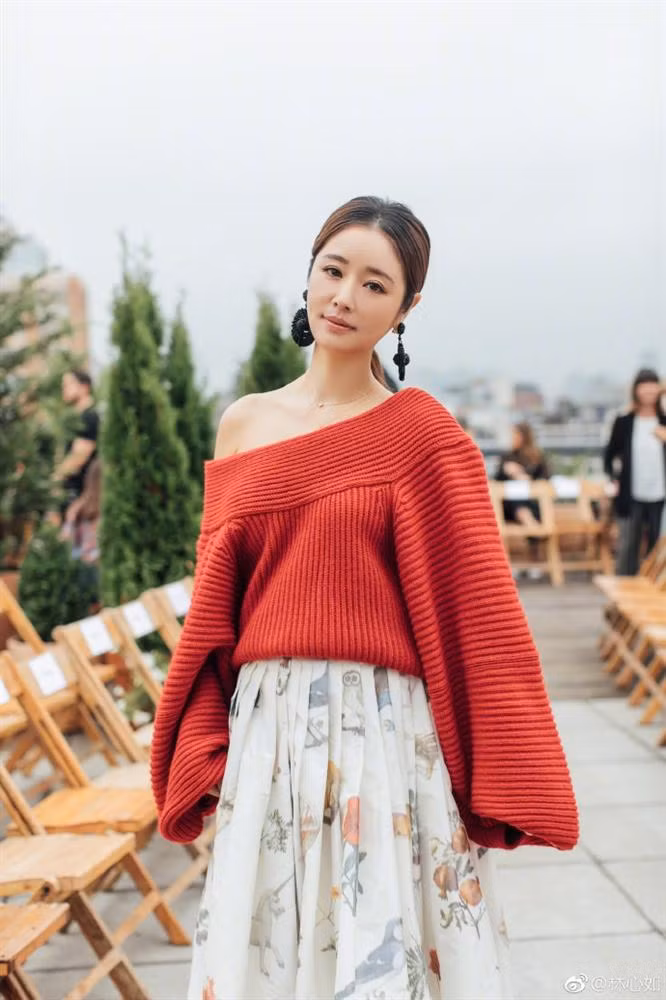 Nữ diễn viên "hack tuổi" bằng set đồ gồm áo lệch vai phối với chân váy họa tiết xếp ly khoe vai trần nuột nà.