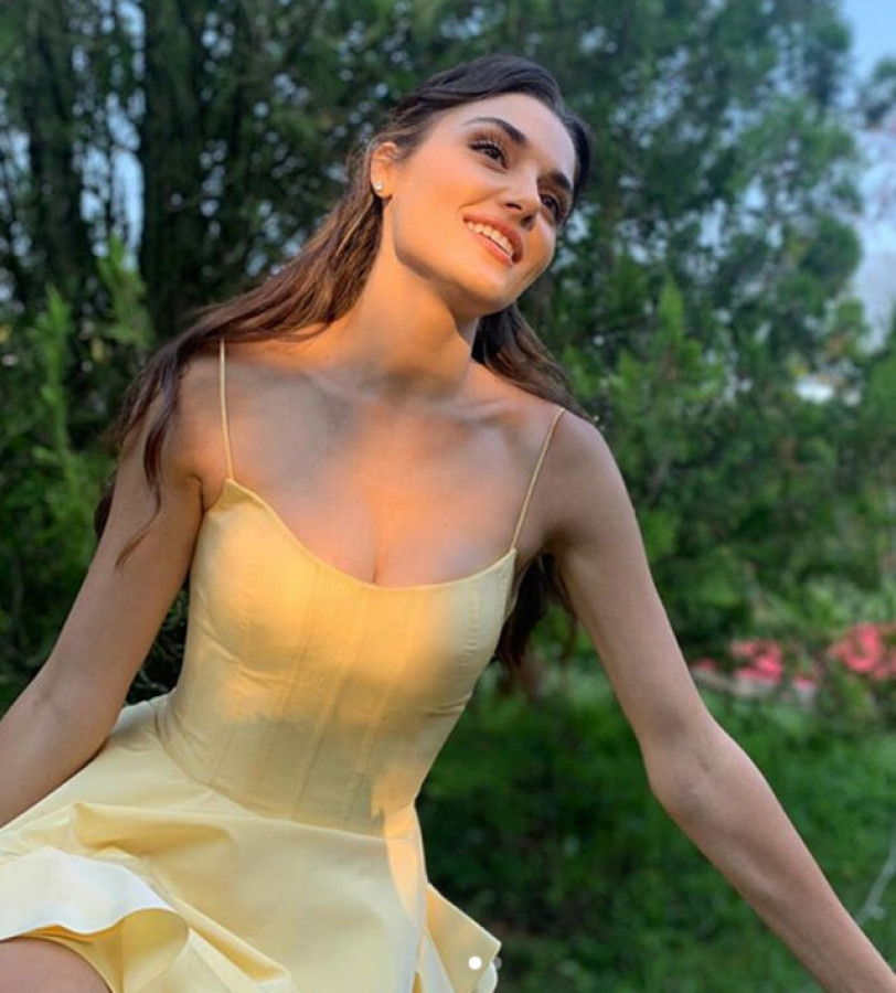 Các trang phục hai dây giúp cô nàng khoe vòng một đầy đặn.