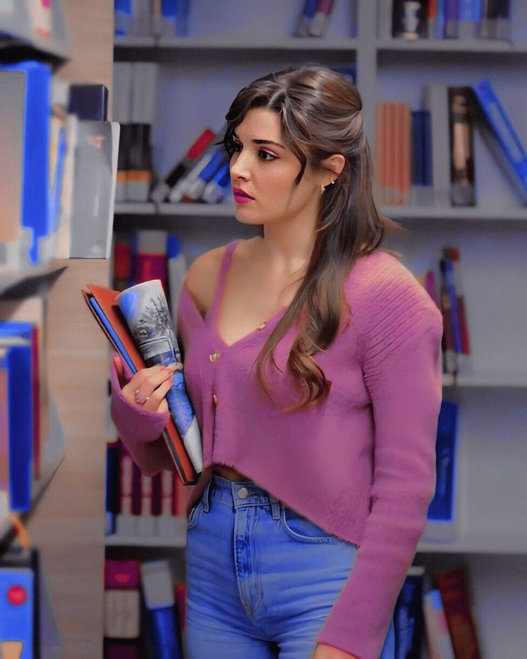 Nhờ có vóc dáng chuẩn và gương mặt đẹp, Hande Erçel thường xuyên được mời làm mẫu cho các thương hiệu thời trang hay xuất hiện ở bìa tạp chí.