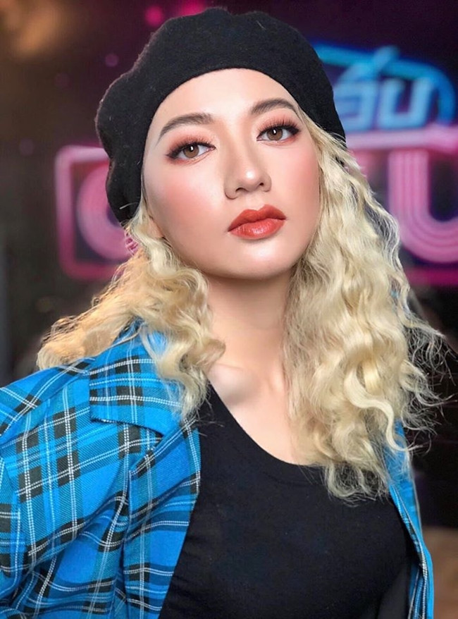 Ngoài cách chọn trang phục cá tính và trẻ trung, cô nàng thường tạo điểm nhấn cho mình bằng các kiểu mũ nồi xinh xắn. Ảnh: FBNV.