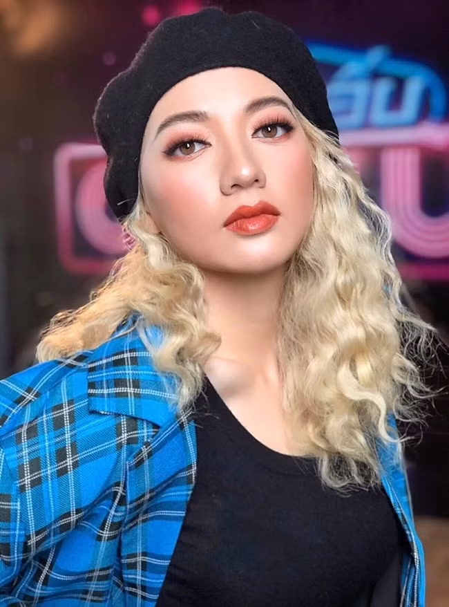 Ngoài cách chọn trang phục cá tính và trẻ trung, cô nàng thường tạo điểm nhấn cho mình bằng các kiểu mũ nồi xinh xắn. Ảnh: FBNV.