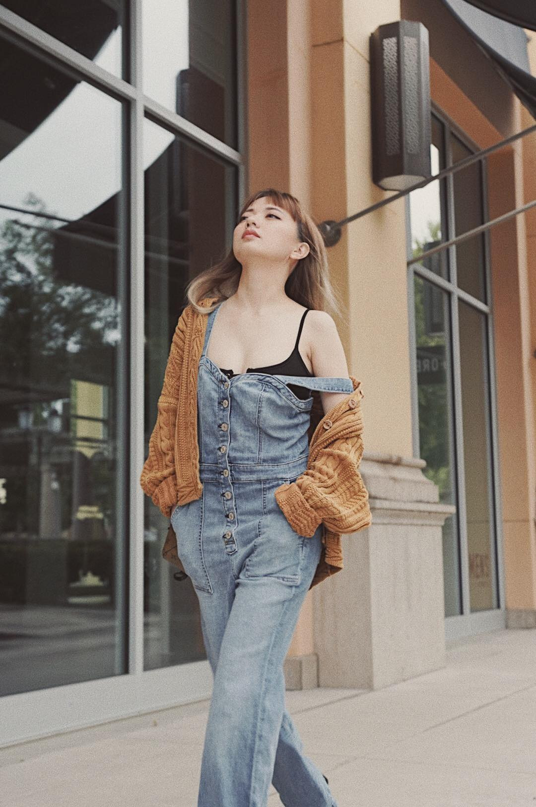 Ngoài đời, nữ ca sĩ này gây ấn tượng với nhan sắc xinh đẹp và gu thời trang cá tính.