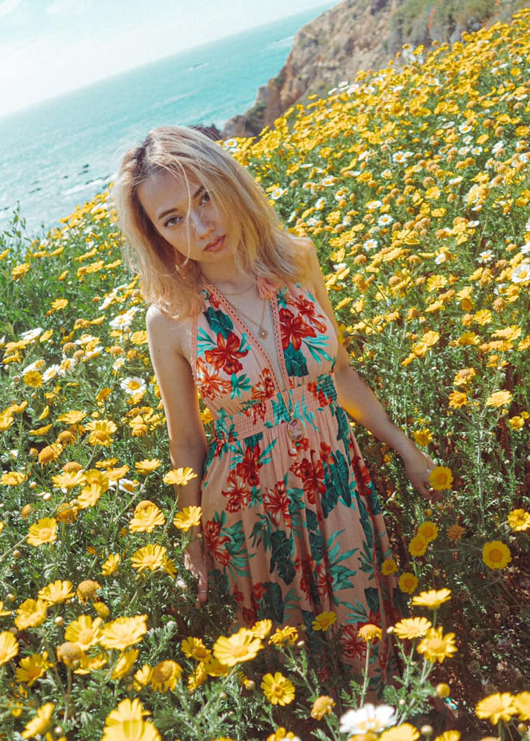 Kiểm đầm xẻ ngực sâu giúp Xuân Nghi phô trương nét quyến rũ ở tuổi 26.