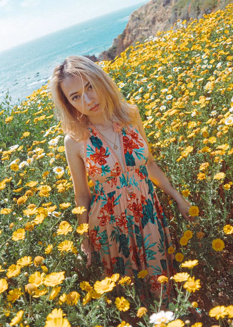 Kiểm đầm xẻ ngực sâu giúp Xuân Nghi phô trương nét quyến rũ ở tuổi 26.