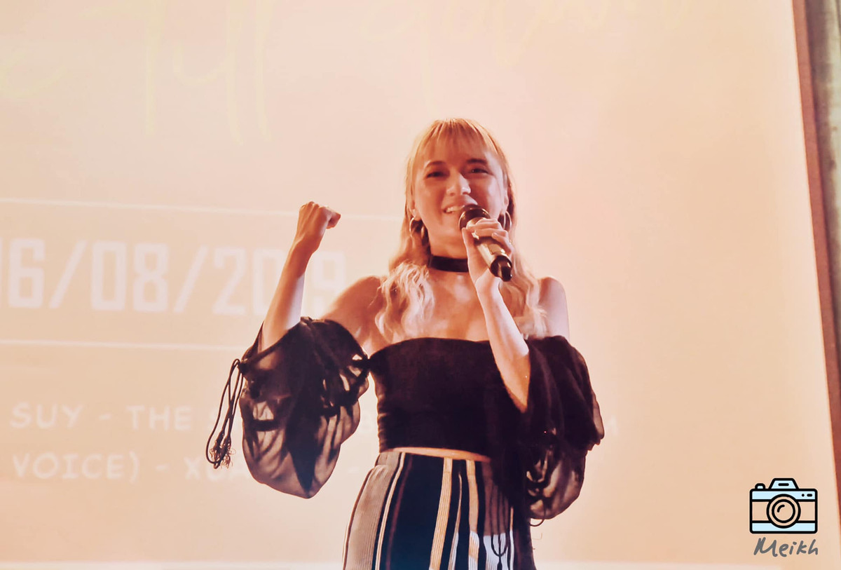 Những kiểu áo trễ vai giúp Xuân Nghi khoe đôi vai trần thon thả.