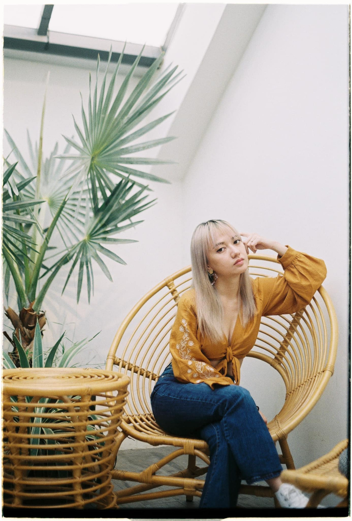 Cô nàng đôi khi cũng khá gợi cảm với các kiểu áo croptop buộc nơ khoe ngực đầy đặn.