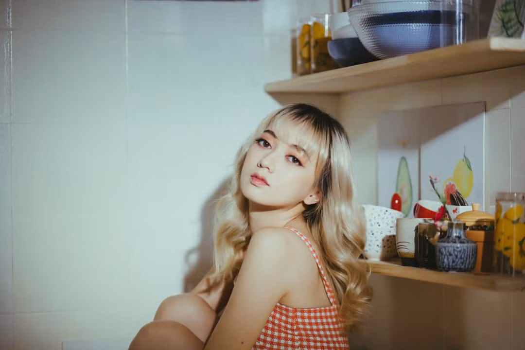 Trong một số bộ ảnh, nữ ca sĩ chọn váy hai dây trẻ trung khoe vóc dáng.