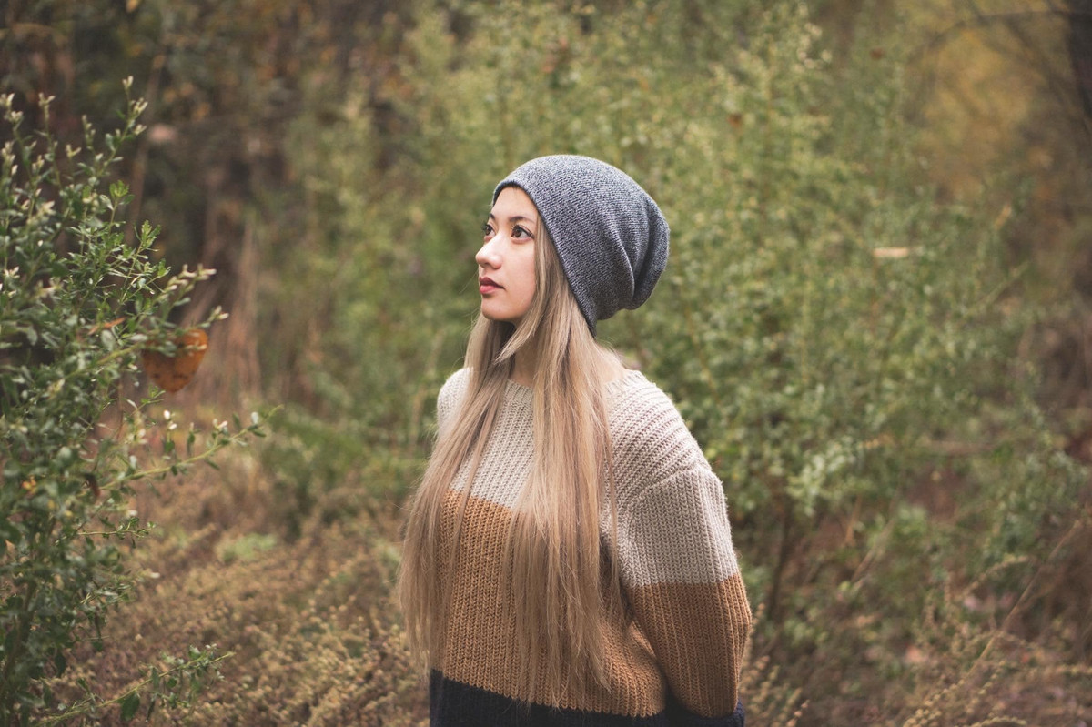 Người đẹp 9X khá chuộng những trang phục mùa đông ấm áp như áo len với mũ nồi.