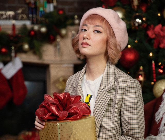 Khi thời tiết trở lạnh, cô nàng ăn mặc đơn giản hơn với áo thun và áo khoác kẻ karo.