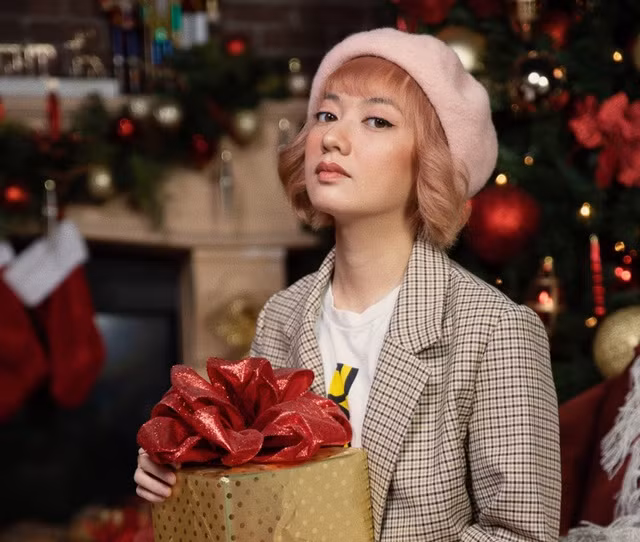 Khi thời tiết trở lạnh, cô nàng ăn mặc đơn giản hơn với áo thun và áo khoác kẻ karo.