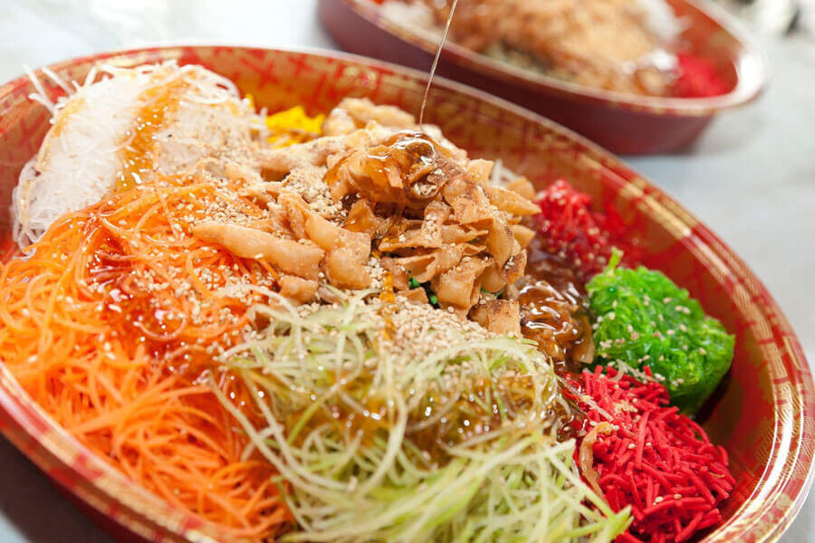 Món ăn này gồm các loại rau củ xắt nhỏ, cá sống thái mỏng (thường là cá hồi, cá thu) và rưới nước sốt sánh mịn lên trên. Người dân Malaysia thêm cá vào món Yu Sheng để cầu may mắn, thêm cà rốt để cầu cho phát đạt, thêm dưa leo cầu trẻ mãi không già, … và thêm dầu lên trên các nguyên liệu với ngụ ý tăng lợi lộc, phát tài.