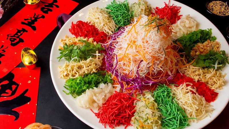 Yeesang: Không chỉ có những lễ hội tưng bừng chào đón năm mới, đất nước Malaysia còn có những món ăn truyền thống mê hoặc du khách. Vào những ngày đầu năm mới, người Malaysia thường ăn Yu Sheng – món ăn tượng trưng cho sự dồi dào, thịnh vượng và phát đạt.