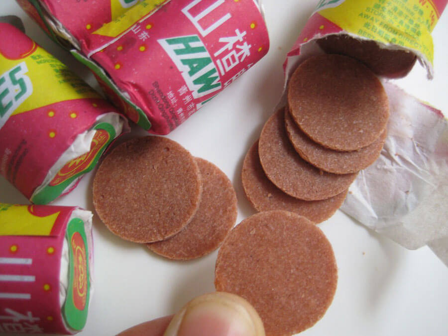 Kẹo Haw Flakes (hay còn gọi là kẹo Haw) được làm từ quả táo gai, có nguồn gốc từ Trung Quốc. Kẹo Haw được chế biến thành những miếng kẹo hình tròn, mỏng và đóng thành từng khối, bên ngoài gói giấy đỏ khiến thanh kẹo có hình dạng như một cây pháo hoa.