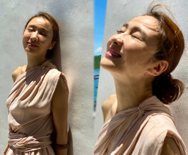 Trước khi ra đường, Lê Tư thường mang theo một chai xịt dưỡng ẩm chứa thành phần tự nhiên. Khi ngồi trong phòng điều hòa, cô cũng rất chú trọng tới việc dưỡng ẩm cho da để ngăn ngừa các nếp nhăn xuất hiện.