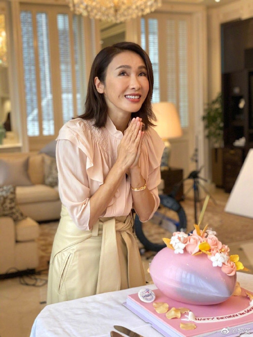 Lê Tư luôn duy trì thói quen uống nhiều nước. Cô nàng cho biết, việc uống nhiều nước có thể cung cấp độ ẩm và giúp làn da được cấp nước kịp thời, từ đó tăng hiệu quả đào thải độc tố, giúp làn da mịn màng, tươi sáng hơn.