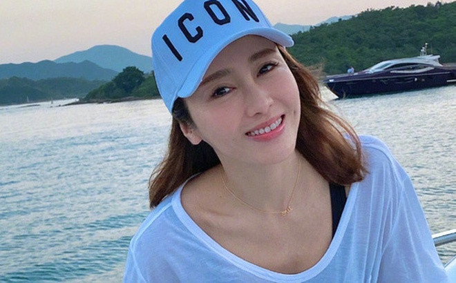 Chế độ ăn kiêng của Lê Tư khá nhẹ nhàng, kết hợp các thực phẩm dinh dưỡng phù hợp để giữ sức khỏe và giữ dáng. Quy tắc giảm cân của cô là tránh đường, dầu, rượu và kiểm soát khẩu phần ăn.