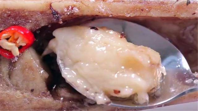 Tủy xương sau khi nướng có mùi thơm đặc biệt, không cần phải cho quá nhiều gia vị, chỉ cần rắc một ít muối tiêu lên trên, có thể thêm một chút ớt xanh đỏ vào, đơn giản nhưng nhìn cực kỳ hấp dẫn.