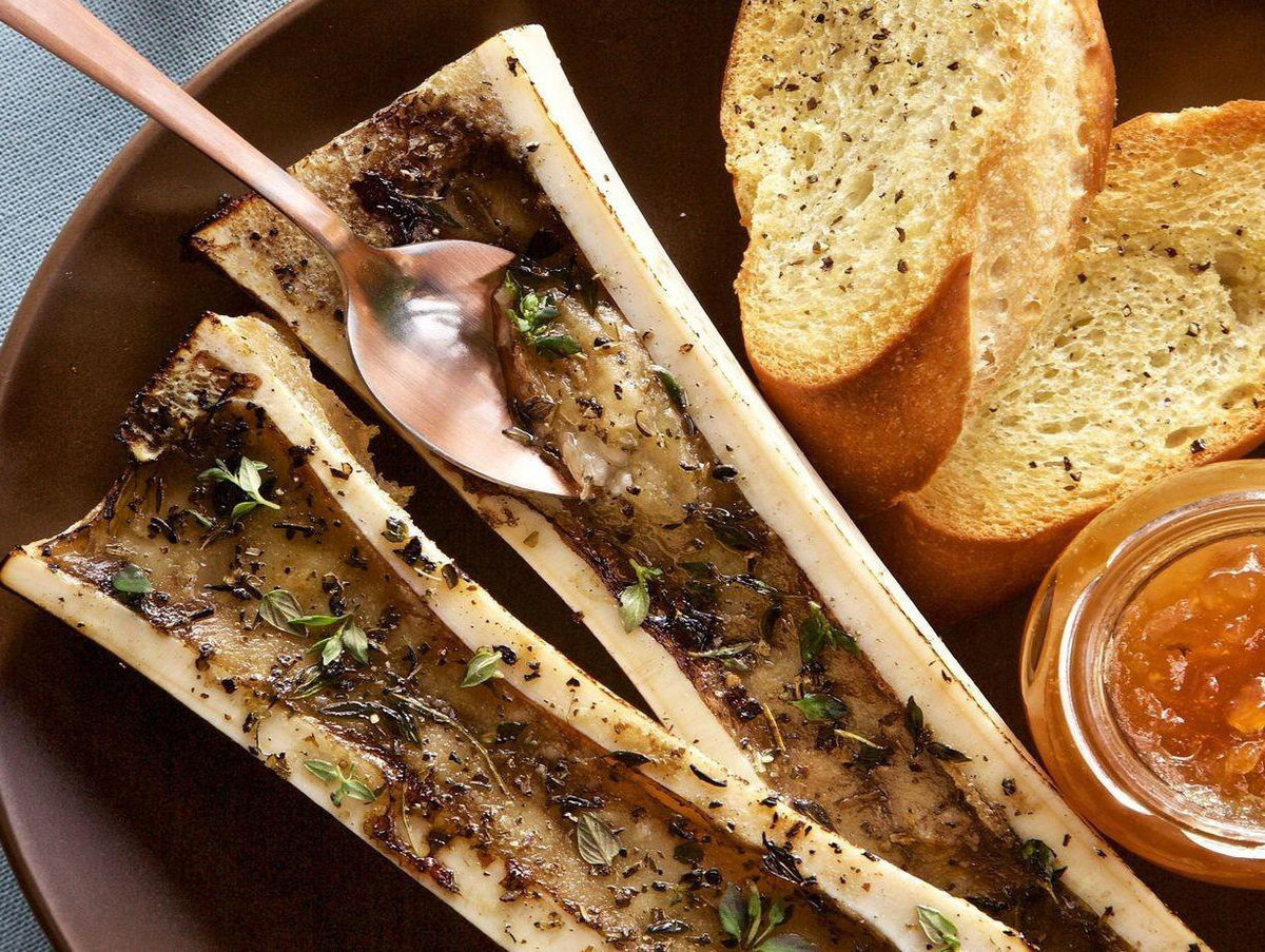 Bởi vì phần tủy chứa nhiều mỡ béo nên khi nướng xong, mỡ chảy ra nên mọi người thích kê nguyên miếng tủy xương vào miệng và hút sạch phần mỡ béo này.