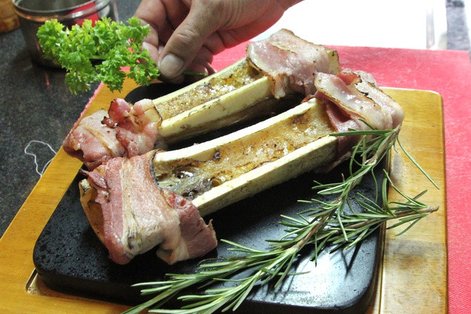 Ăn tủy xương gần giống như ăn thịt mỡ nhưng nó không béo như thịt mỡ. Một số tủy xương cũng có chứa gân bò, nhai dai, có mùi thơm dịu của sữa.