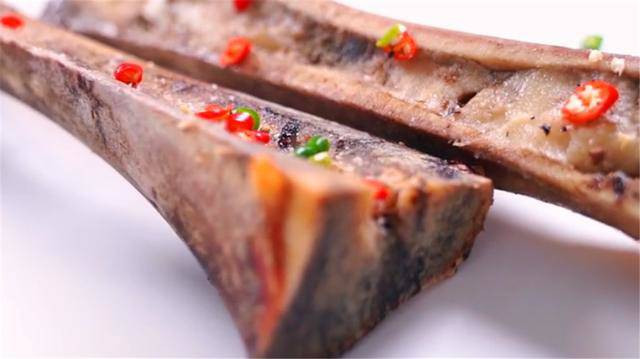 Cách đơn giản nhất để làm món ăn này là chặt đôi xương bò, trâu, cho một ít topping lên trên và nướng chúng trên lửa than. Sau khi chín, chỉ cần dùng muỗng múc phần tủy sền sệt bên trong ăn cùng với bánh mì.